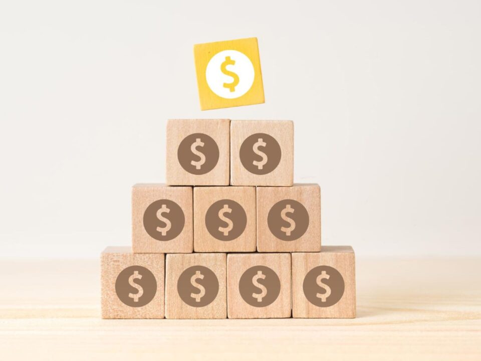 how to spot a ponzi pyramid scheme
